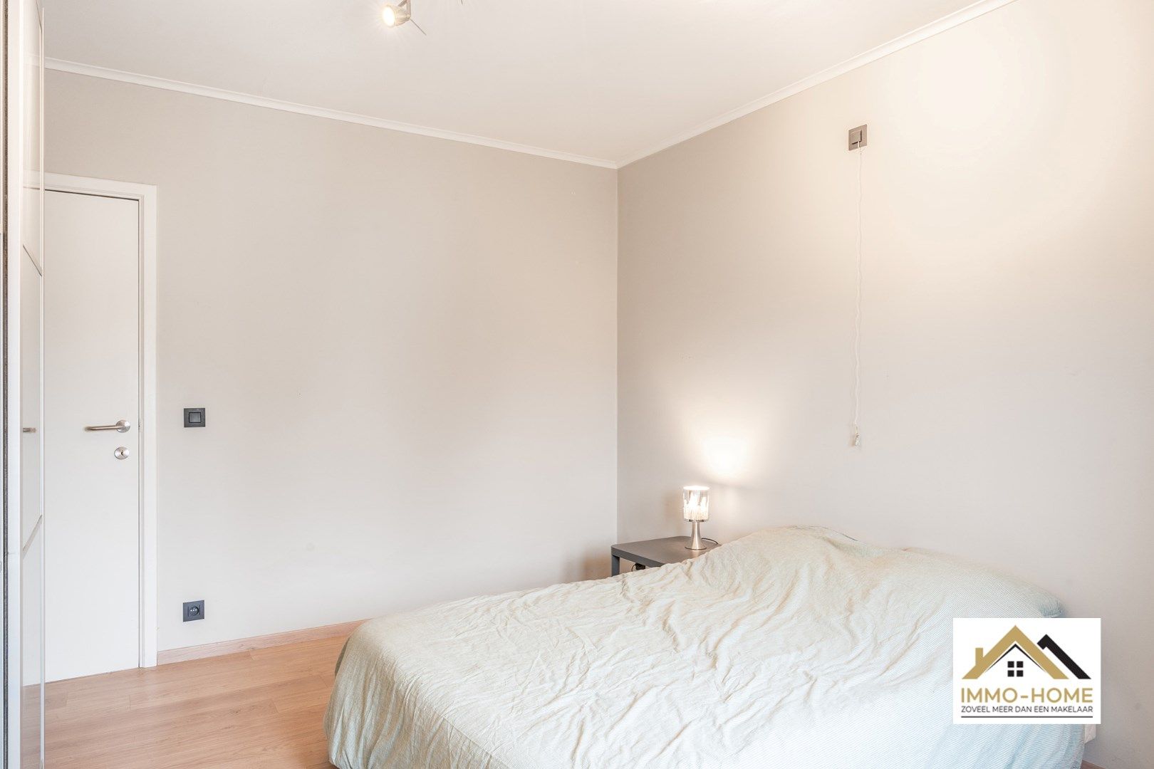 Instapklaar appartement op topligging te Deinze! foto 12