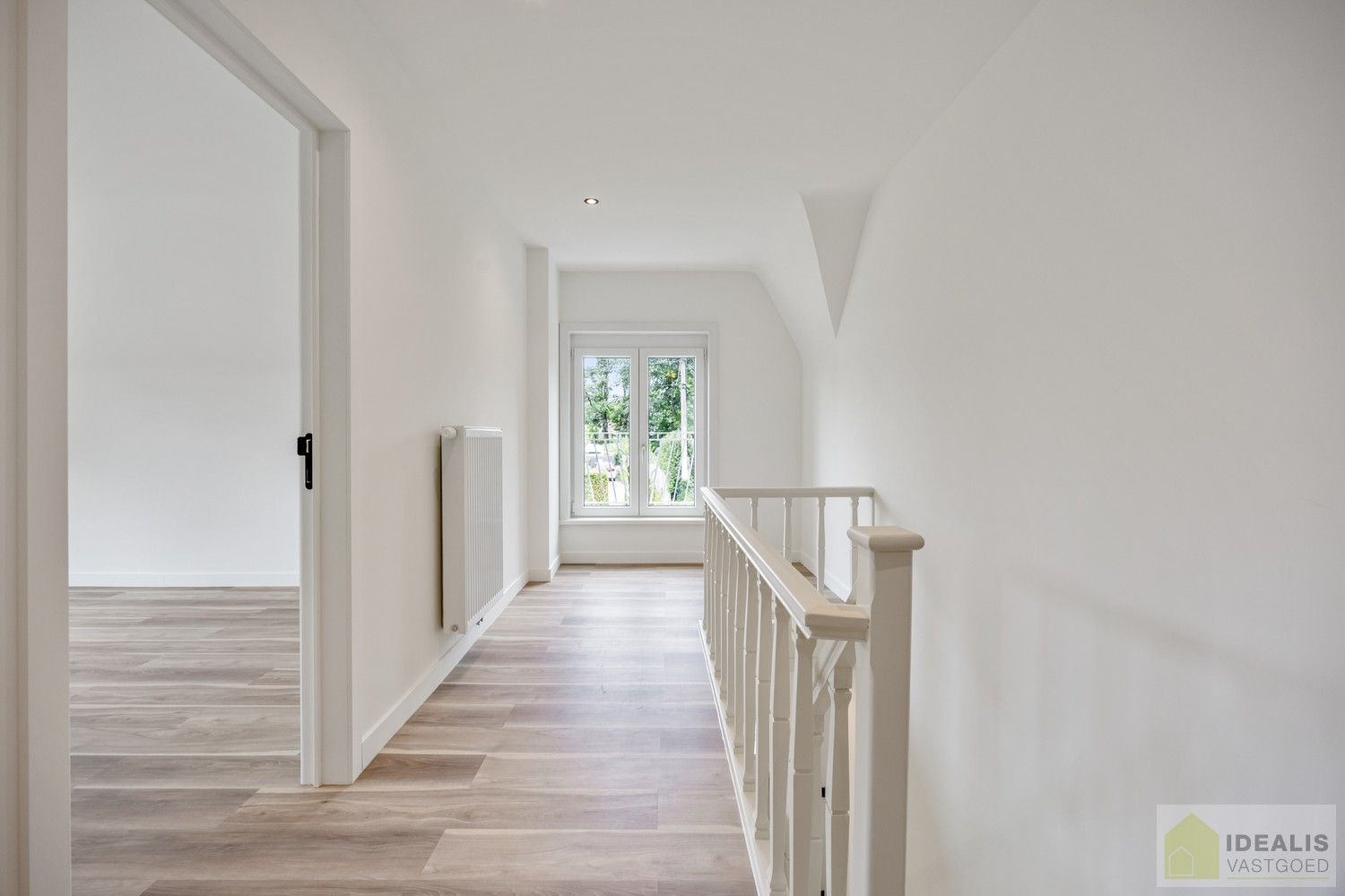 PRACHTIG GELEGEN EN INSTAPKLARE VILLA IN NIEUWBOUWSTAAT! foto 24