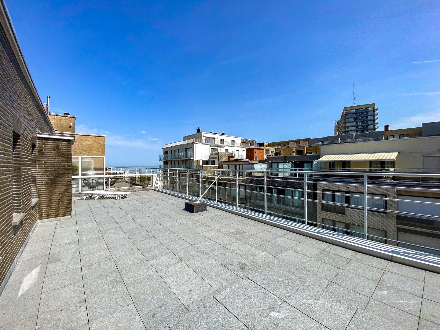 Ruim penthouse (3-slaapkamerappartement) met maar liefst 120m2 terrassen te Oostduinkerke-Bad.  foto 18