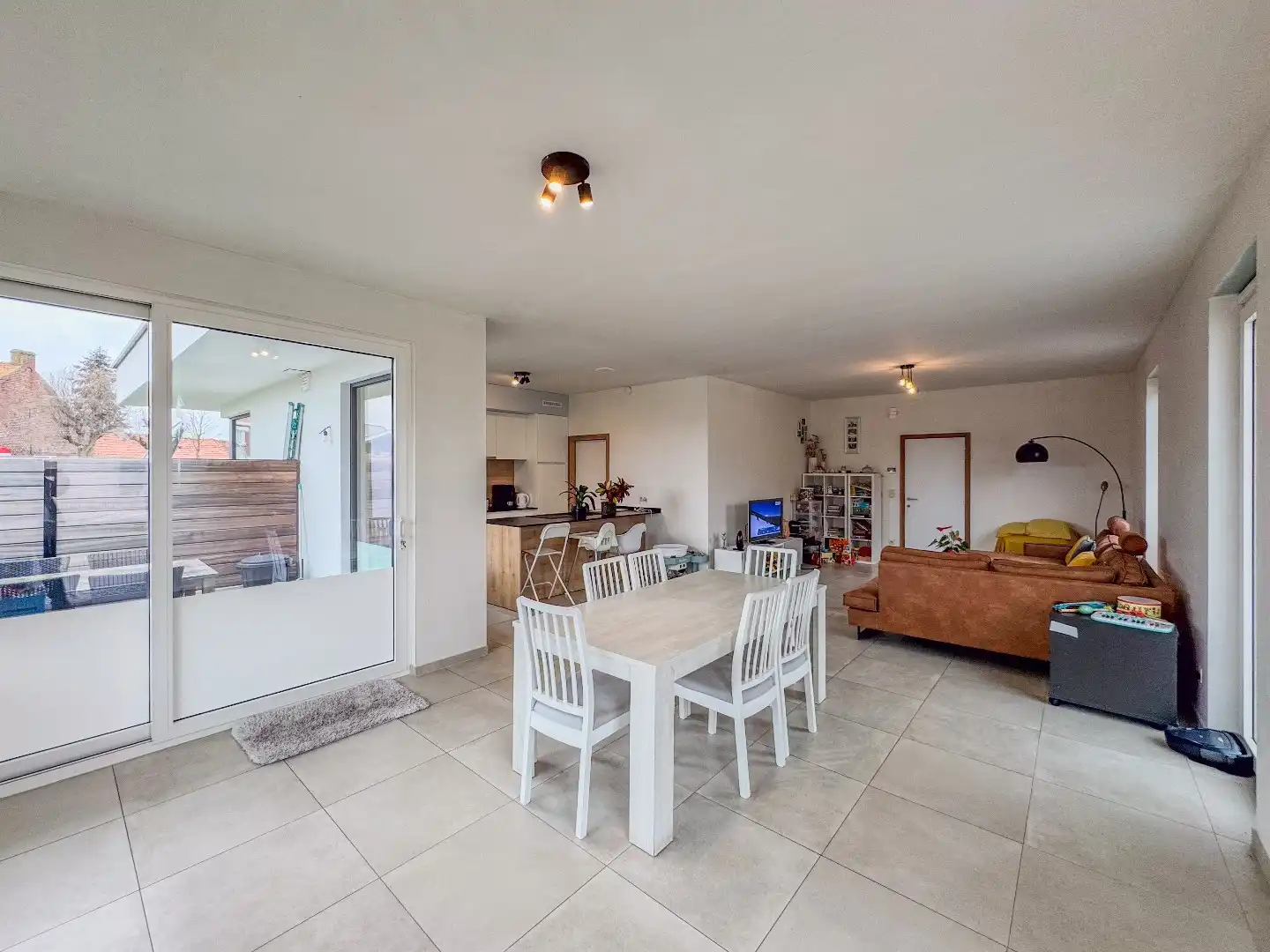 Nieuwbouwwoning met 3 ruime slaapkamers en tuin. foto 9