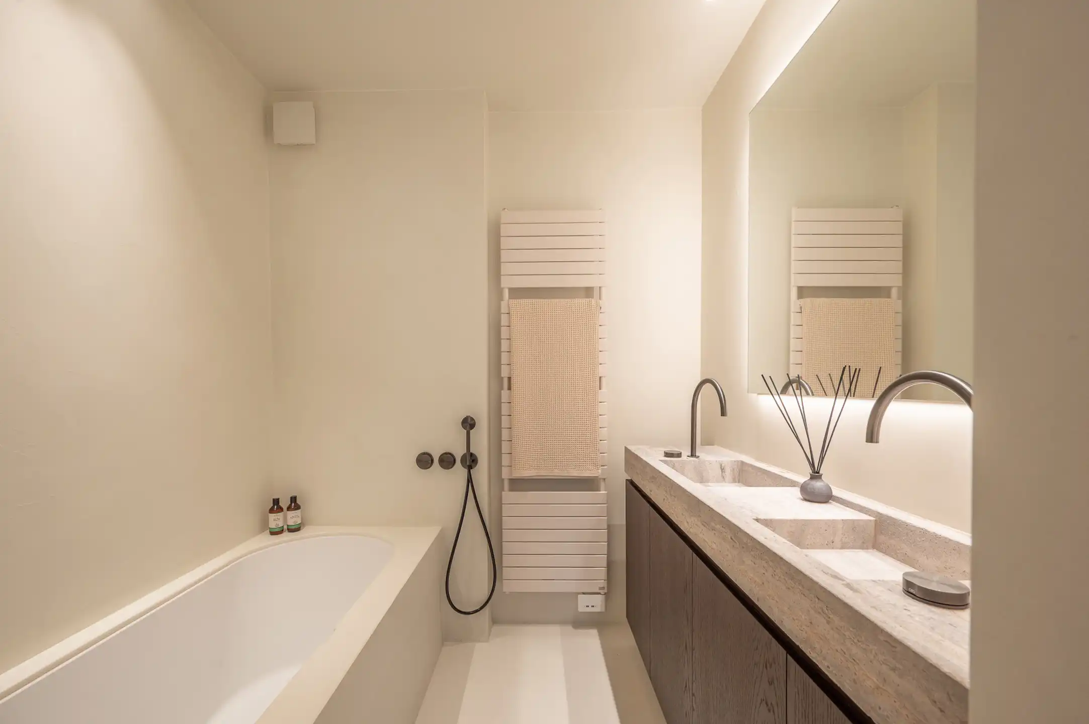 Luxueus ingericht appartement | tegenover H.Hartkerk foto 16