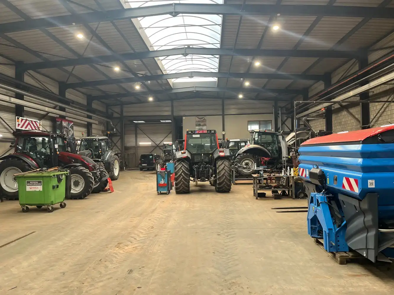 Bedrijfsgebouw met showroom foto 17