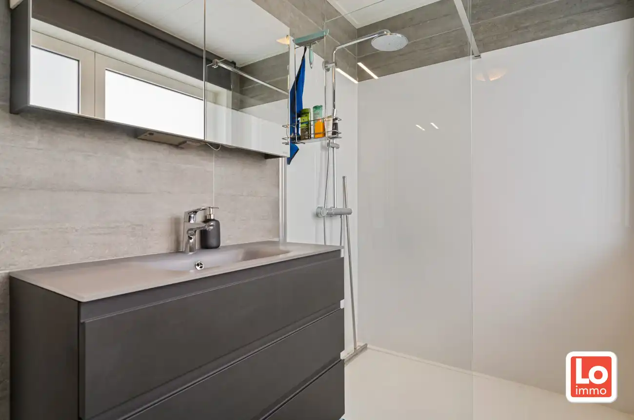 VERKOCHT!! Instapklare halfopen woning met afzonderlijke garage (incl. laadunit) in het hart van Lochristi! foto 16