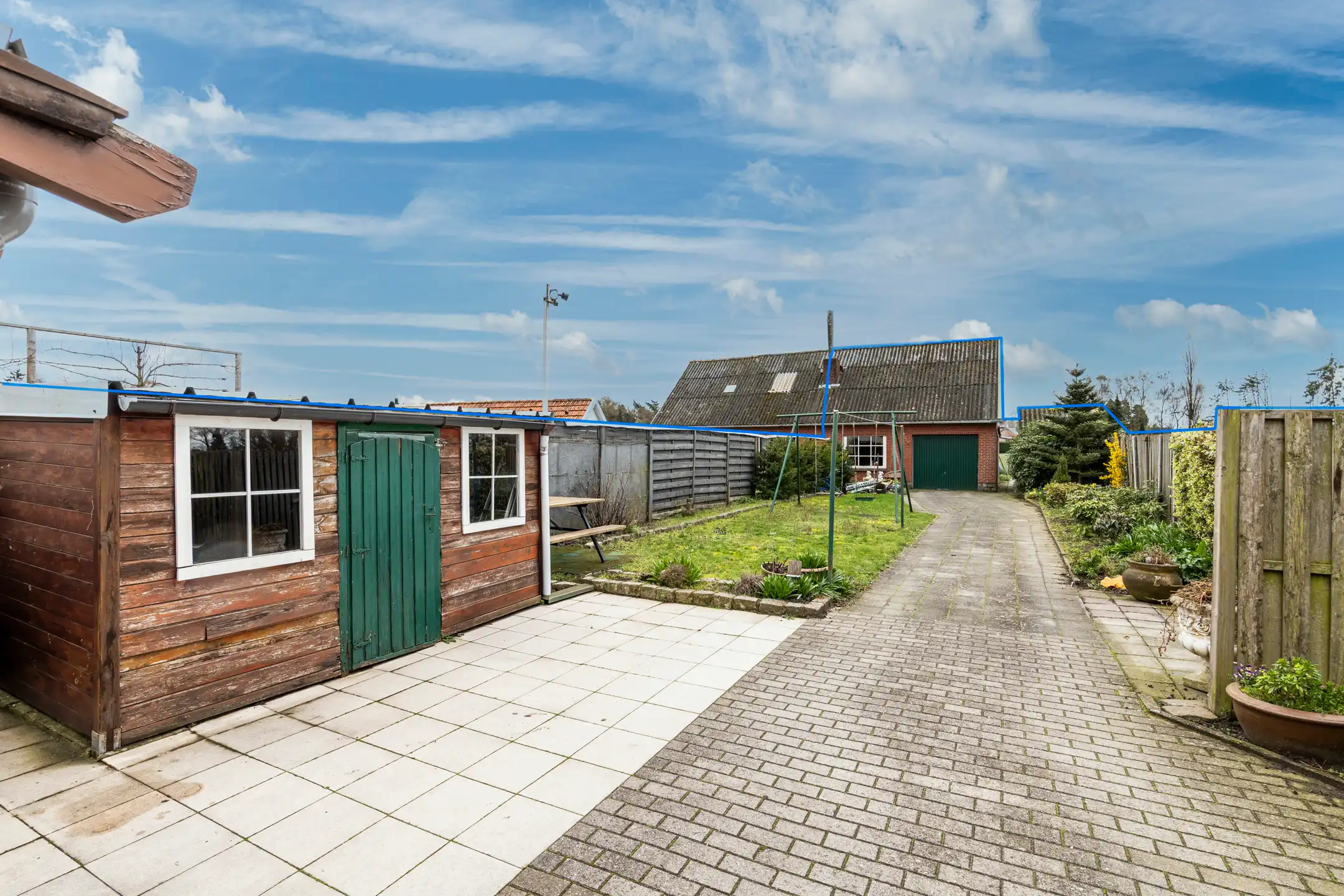  Half open woning met garage/bijgebouw op 610 m² grond. foto 2