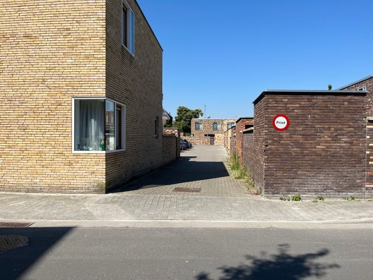 Openlucht parkeerplaats te huur op goede locatie foto 2