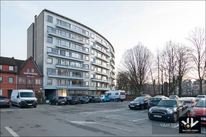 Totaal gerenoveerd gelijkvloers 3 slpk-appartement op een toplocatie. Garagebox optioneel! foto 18