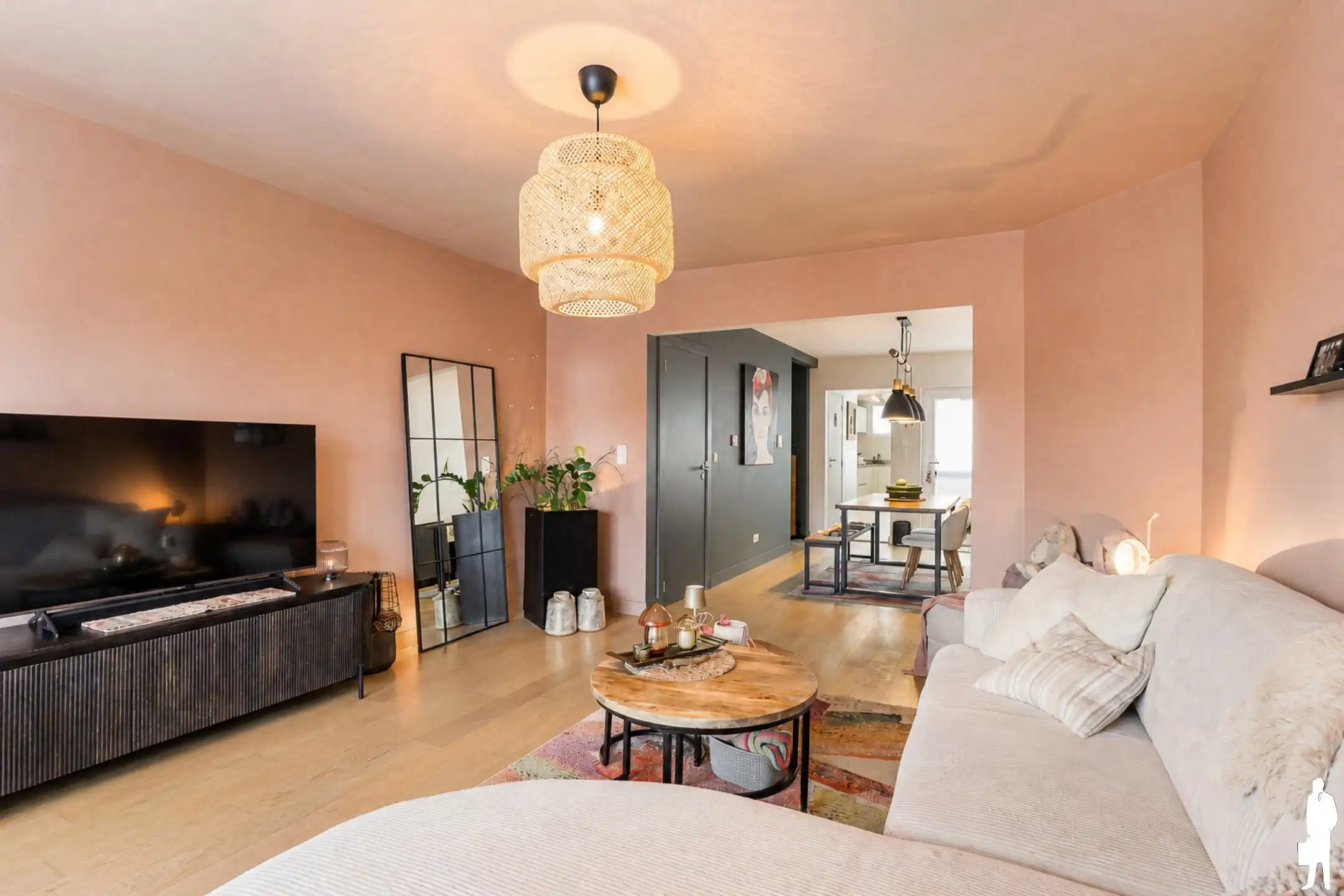 Instapklaar triplex appartement op toplocatie in Sint-Niklaas foto {{pictureIndex}}