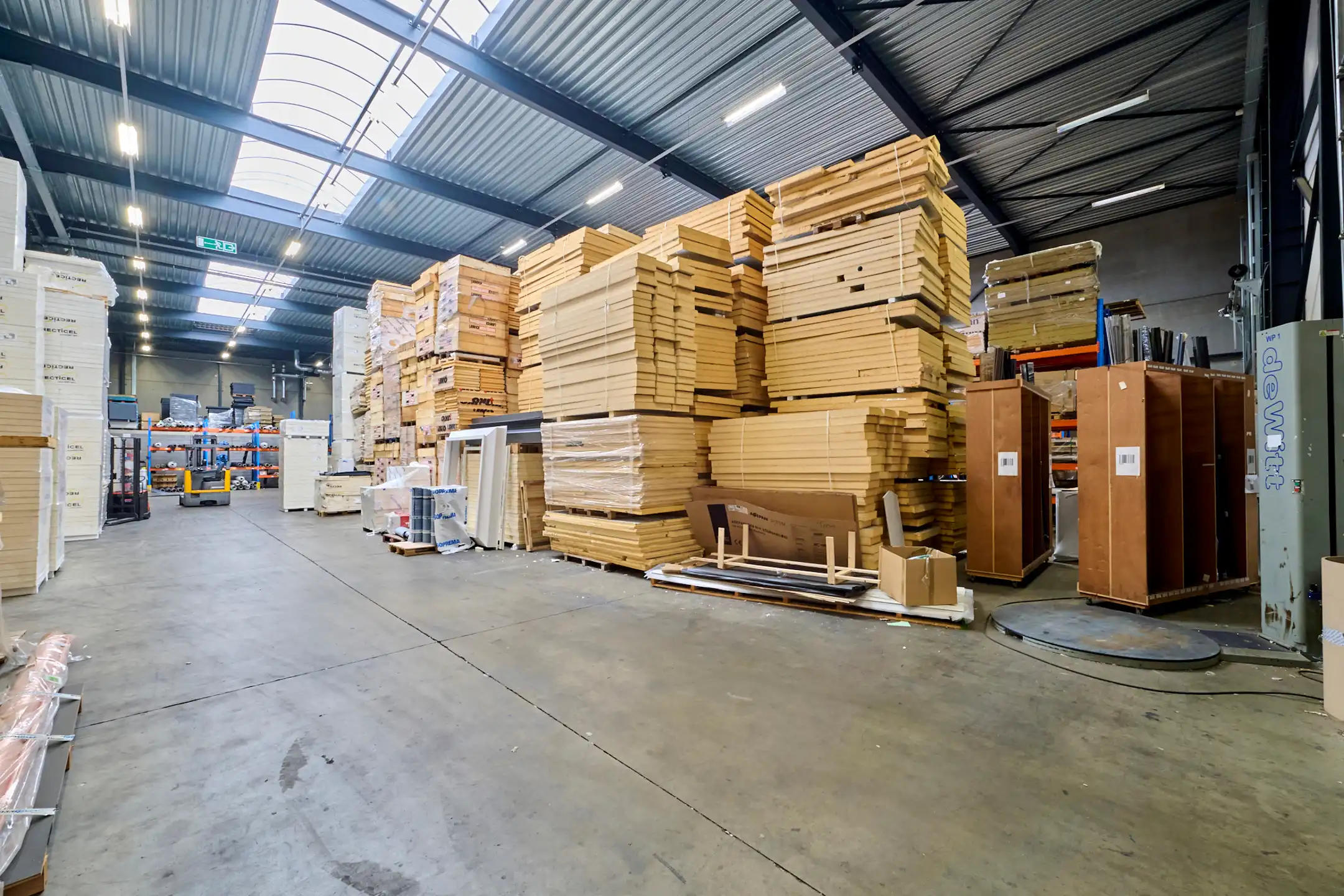TE KOOP: MAGAZIJN MET REPRESENTATIEVE KANTOREN IN GENK foto 7