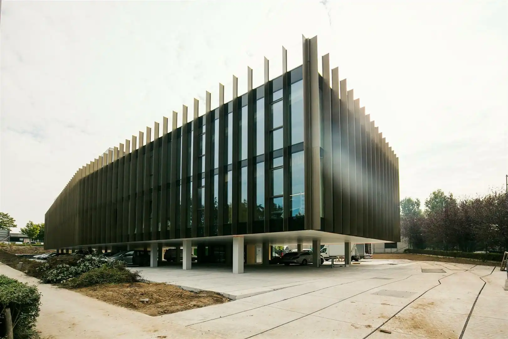 Modern kantorencomplex in nabijheid van ring rond Kortrijk (R8) foto {{pictureIndex}}