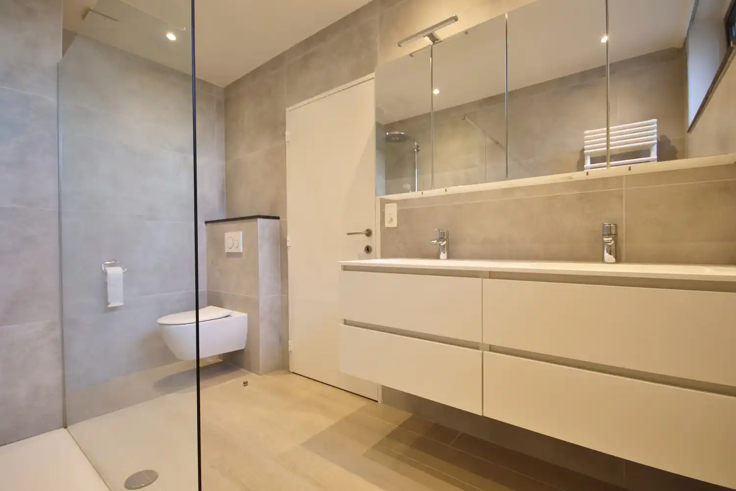 Ruim lichtrijk appartement met 3 slaapkamers en 2 terrassen foto 4