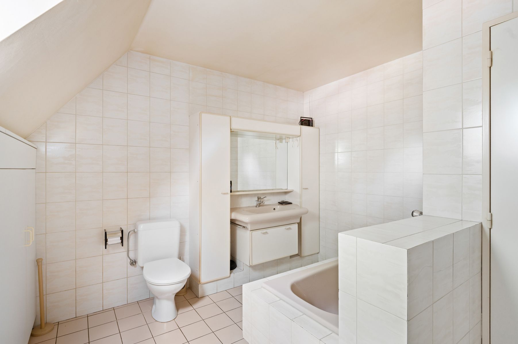 Ruime gezinswoning met bijgebouw en tuin op 694m2 grond foto 5