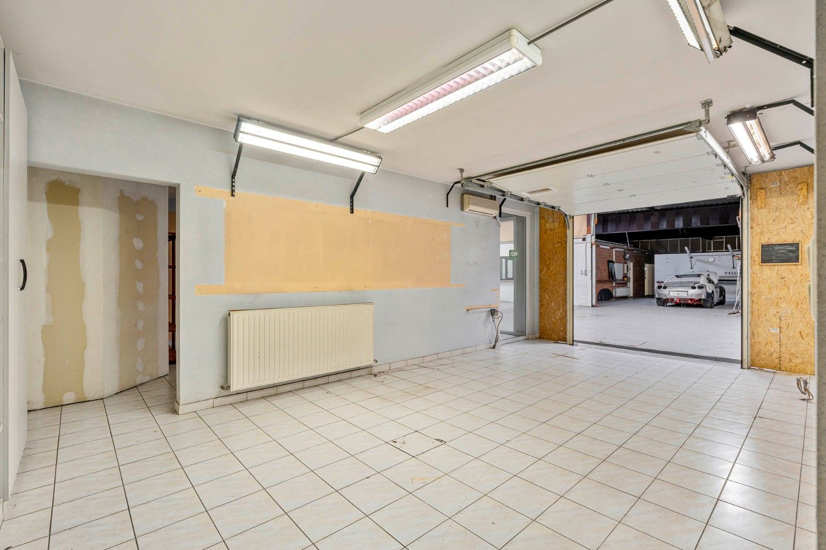 Bedrijfsgebouw met kantoren, magazijnen en woonst - groot 2580 m² foto 22