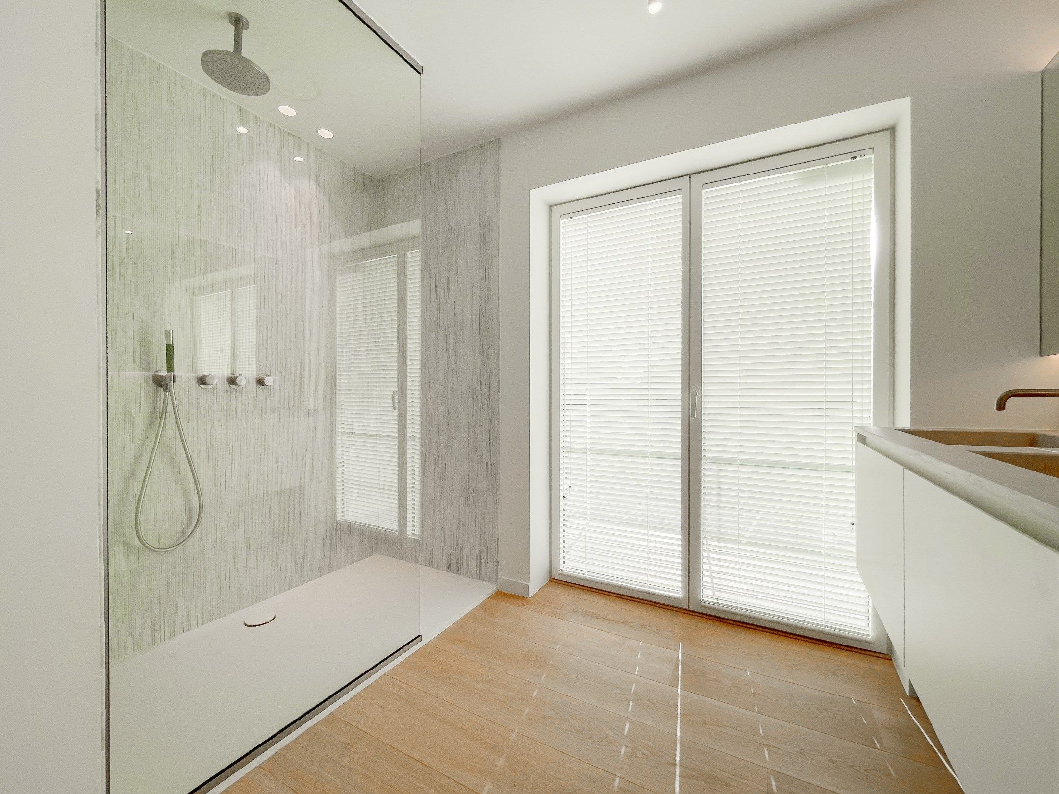 Exclusieve villa: Uitzonderlijk volledig gerenoveerde villa met frontaal zeezicht. foto 25