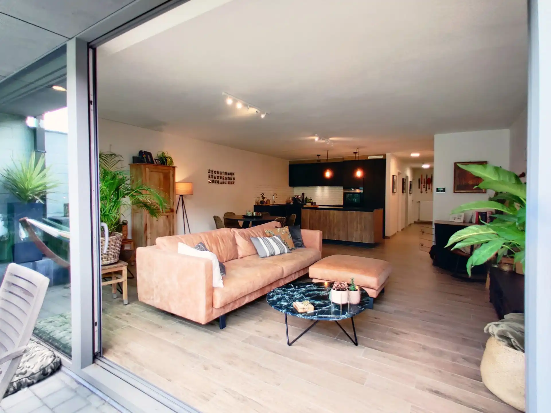 GIJZEGEM - Gelijkvloers appartement met tuin en staanplaats. foto 2