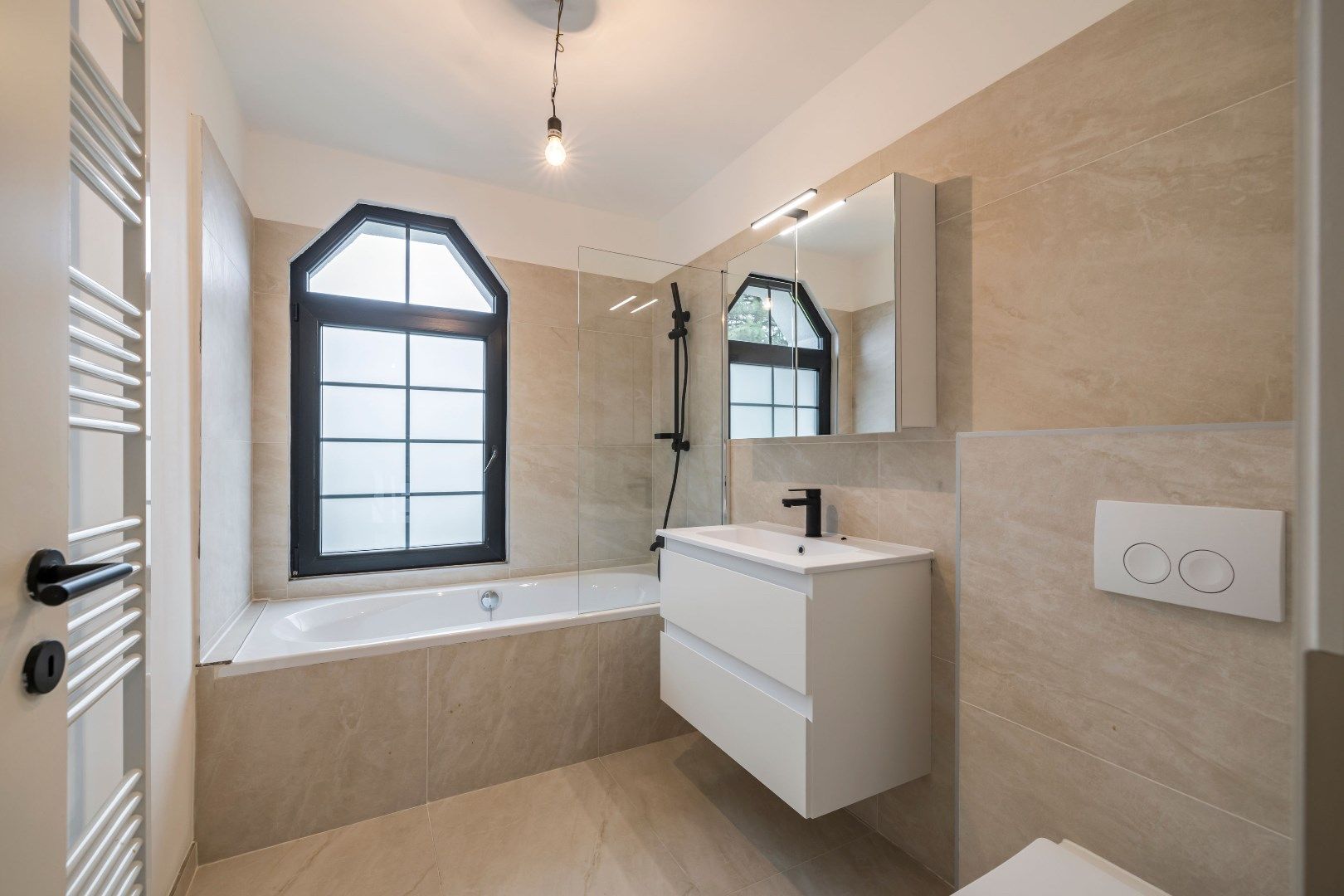 Luxueus gerenoveerde (2025) woning bijgebouw & ruime tuin in Zwijndrecht foto 10
