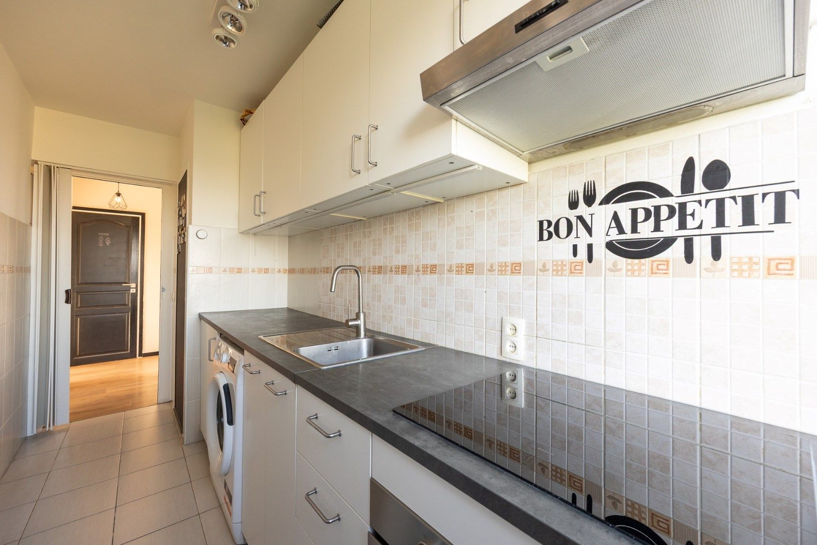 Volledig gerenoveerd 2-slaapkamer appartement (7v) met terras! foto 6