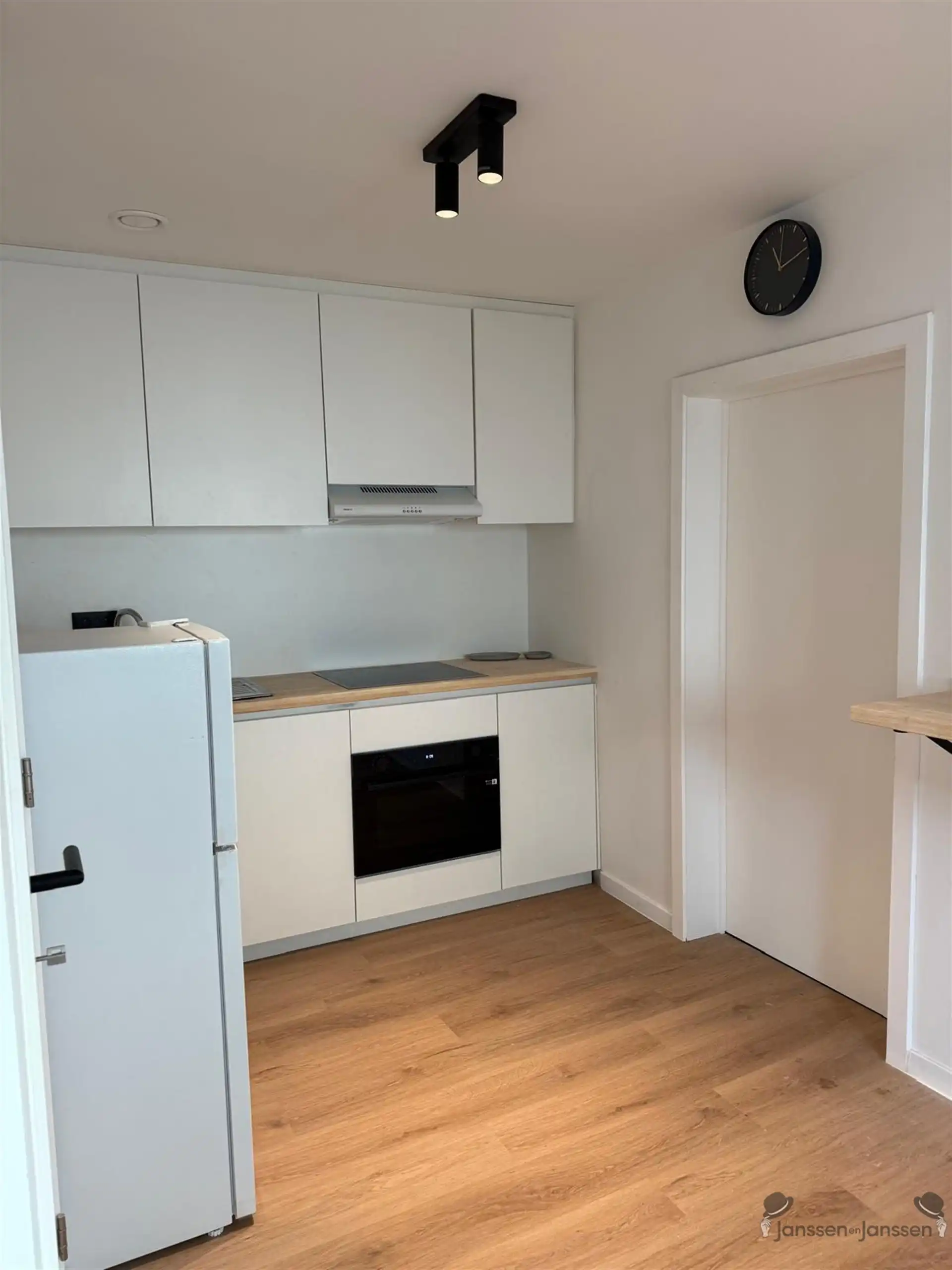 Luxe studentenkamer met eigen sanitair en toegang tot het gemeenschappelijk terras foto 6