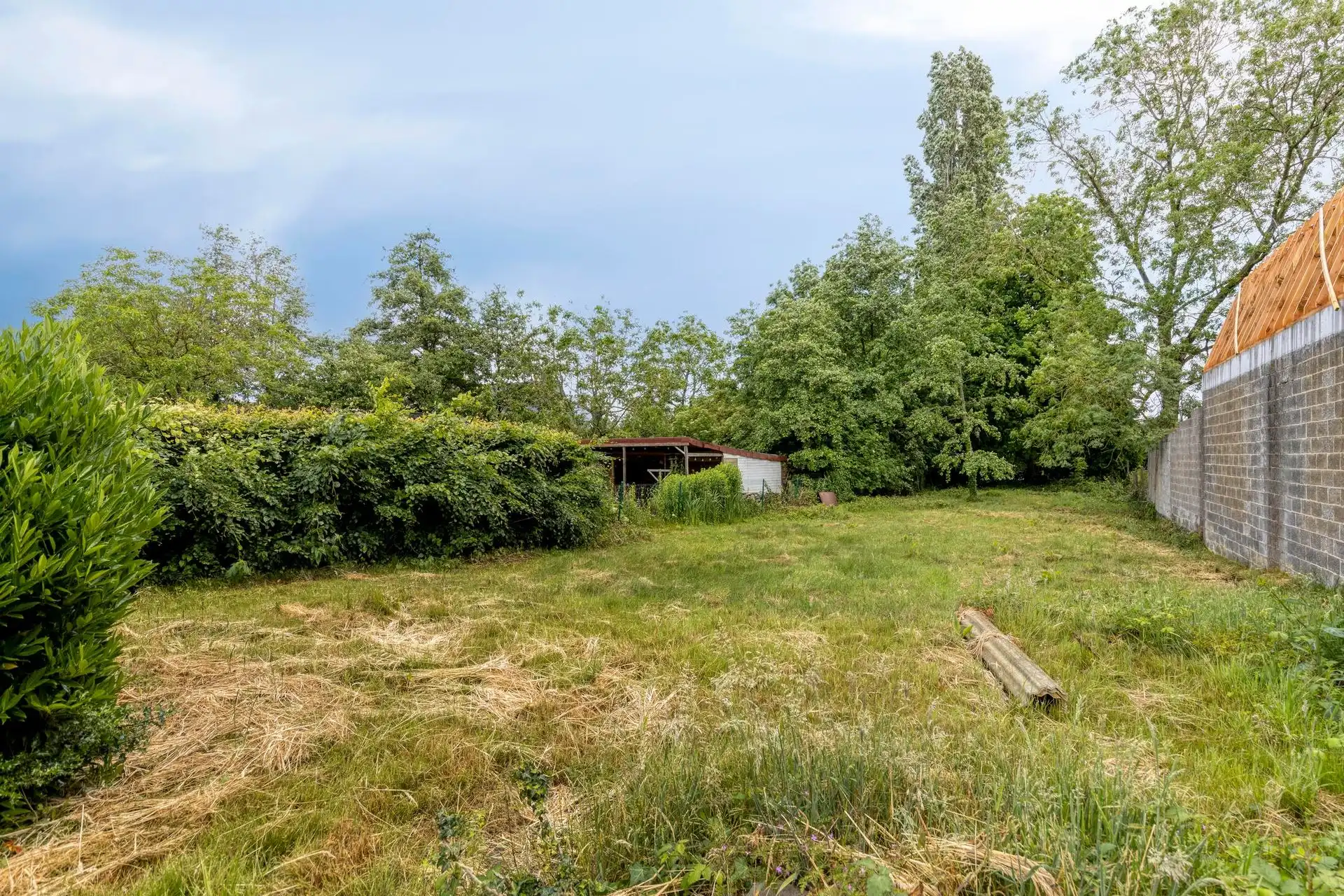 Halfopen bebouwing met grote tuin. foto 15