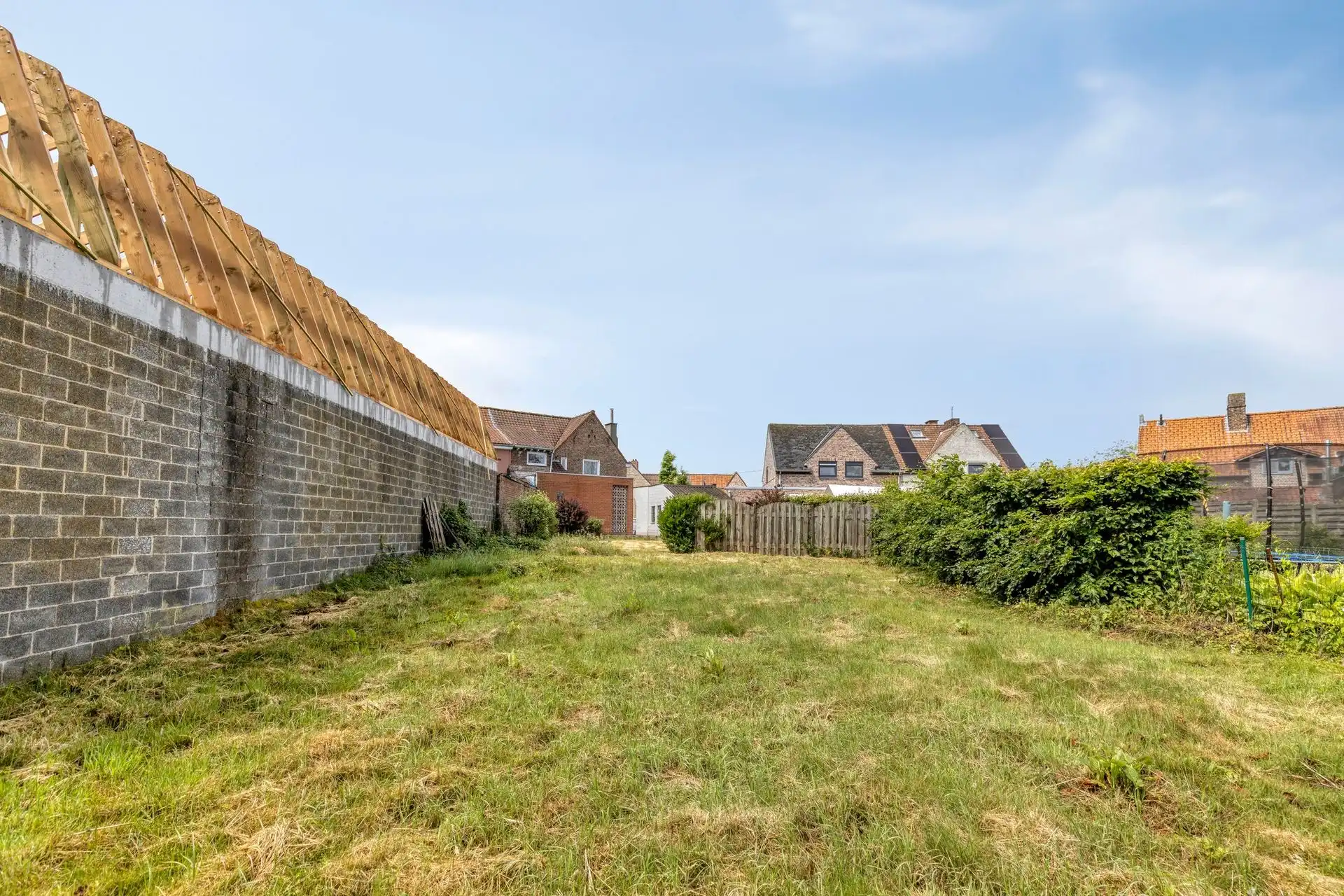 Halfopen bebouwing met grote tuin. foto 15