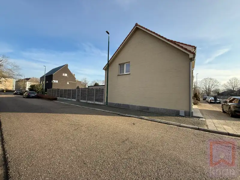 Instapklare gerenoveerde woning met 4 slaapkamers, zonnepanelen en thuisbatterij foto 2