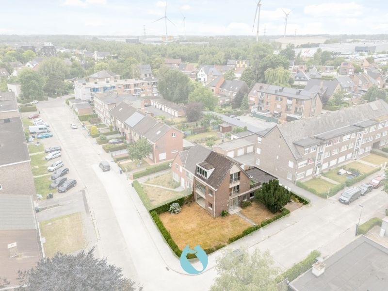 Hoofdfoto van de publicatie: Kleinschalig gebouw met 2 appartementen en 2 garages