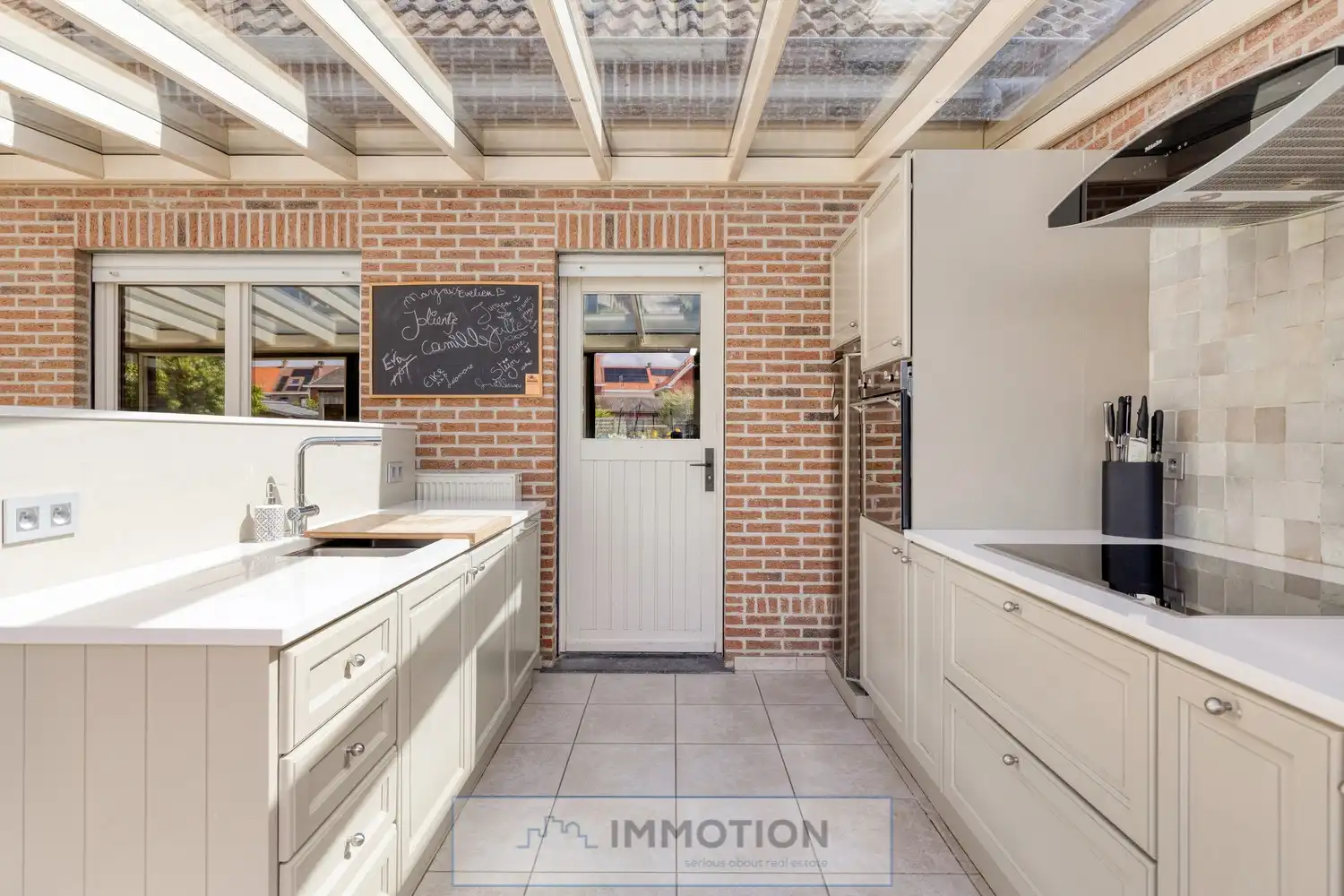 Halfopen gezinswoning met 3 slaapkamers, tuinkamer en poolhouse - Kijkdag met biedmoment op 27/06 foto 9