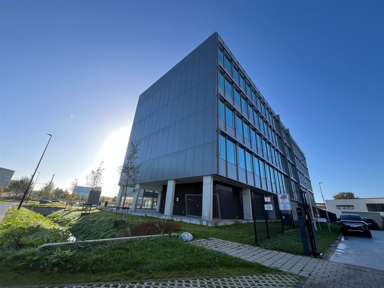 Nieuwbouw met vlotte bereikbaarheid foto {{pictureIndex}}