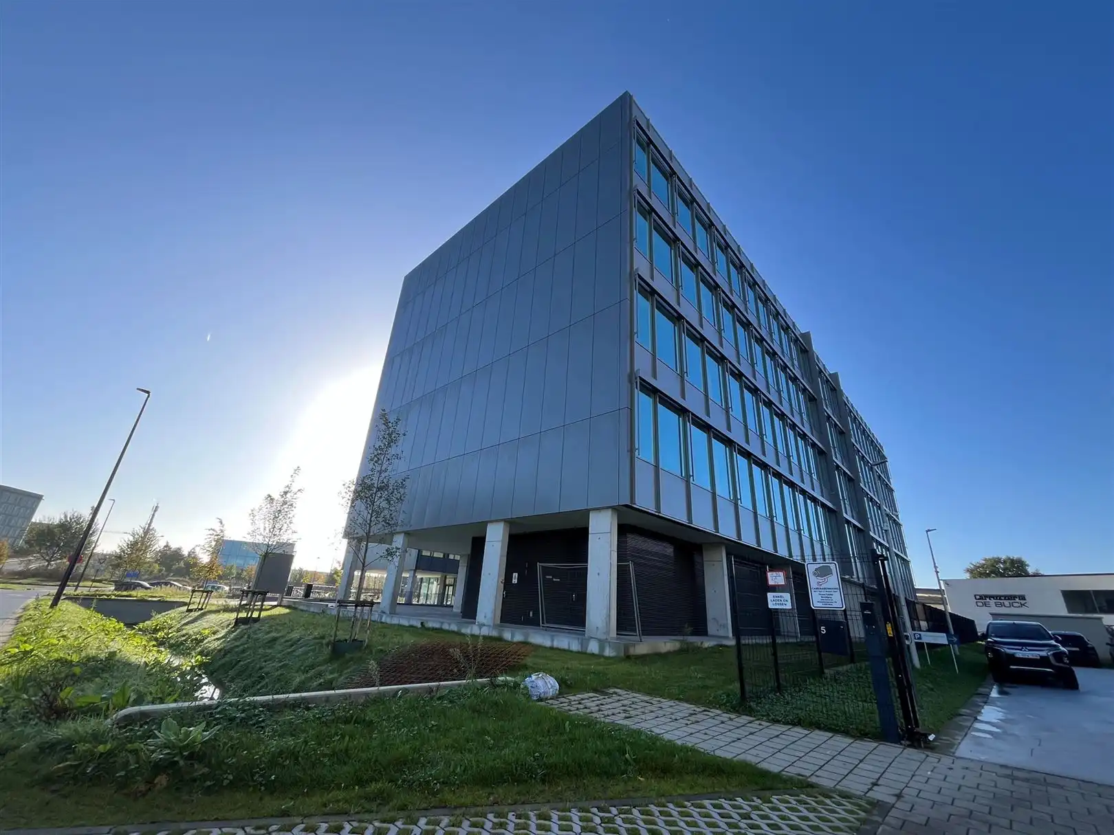 Nieuwbouw BEN kantoren met vlotte bereikbaarheid foto {{pictureIndex}}