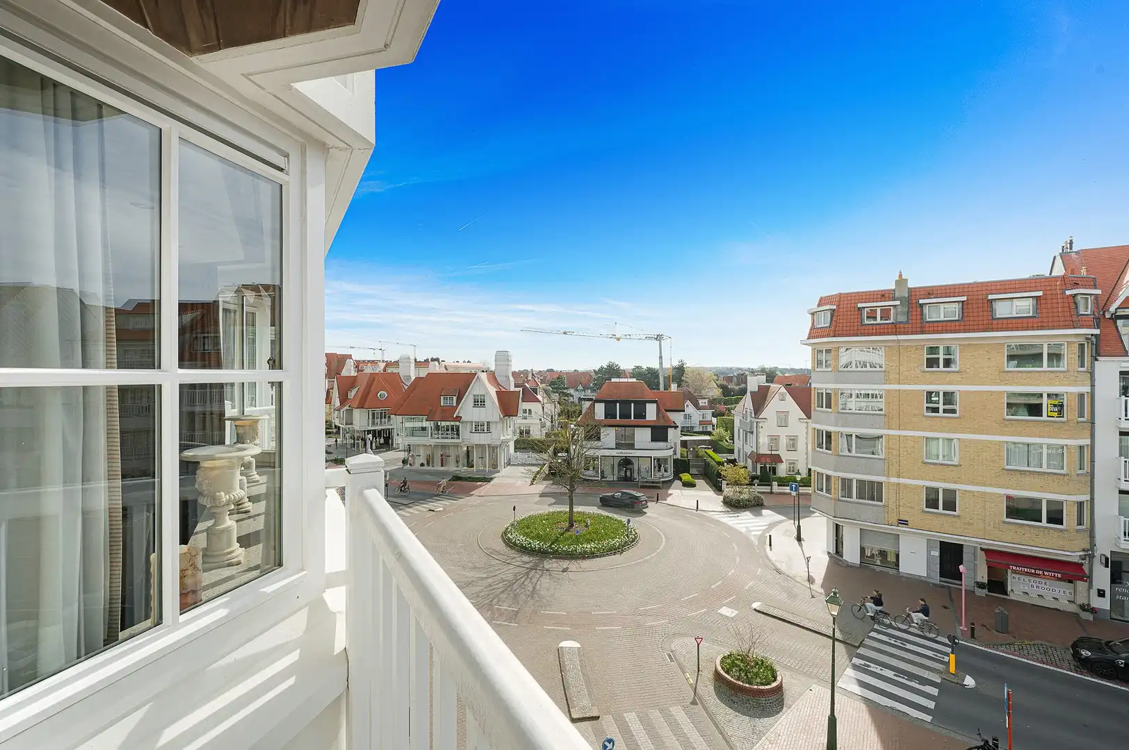 Uniek hoekappartement op een topligging, met open zicht op het Driehoeksplein. foto 3