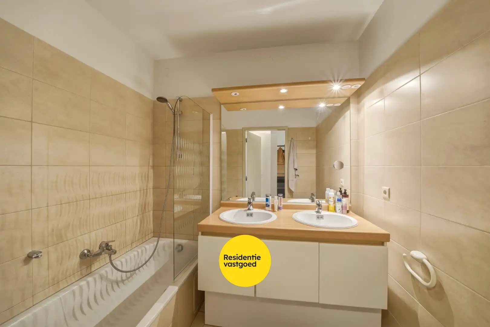 Instapklaar 3- slaapkamerappartement op toplocatie aan het strand! foto 17