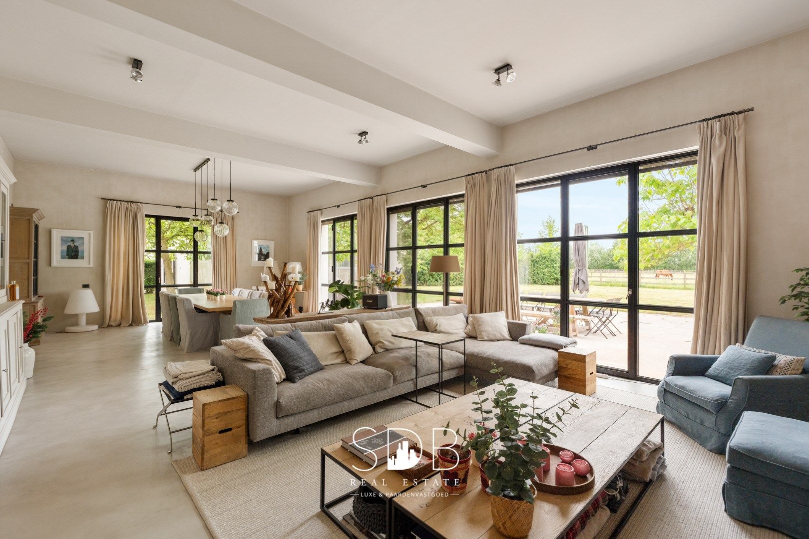 Prachtige villa met hippische accommodatie en graslanden op +/- 23 ha foto 11