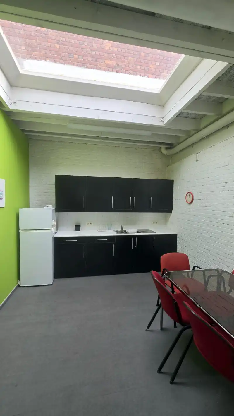 Antwerpen: 180 m² kantoorruimte met bijkomende opslagruimte foto 3