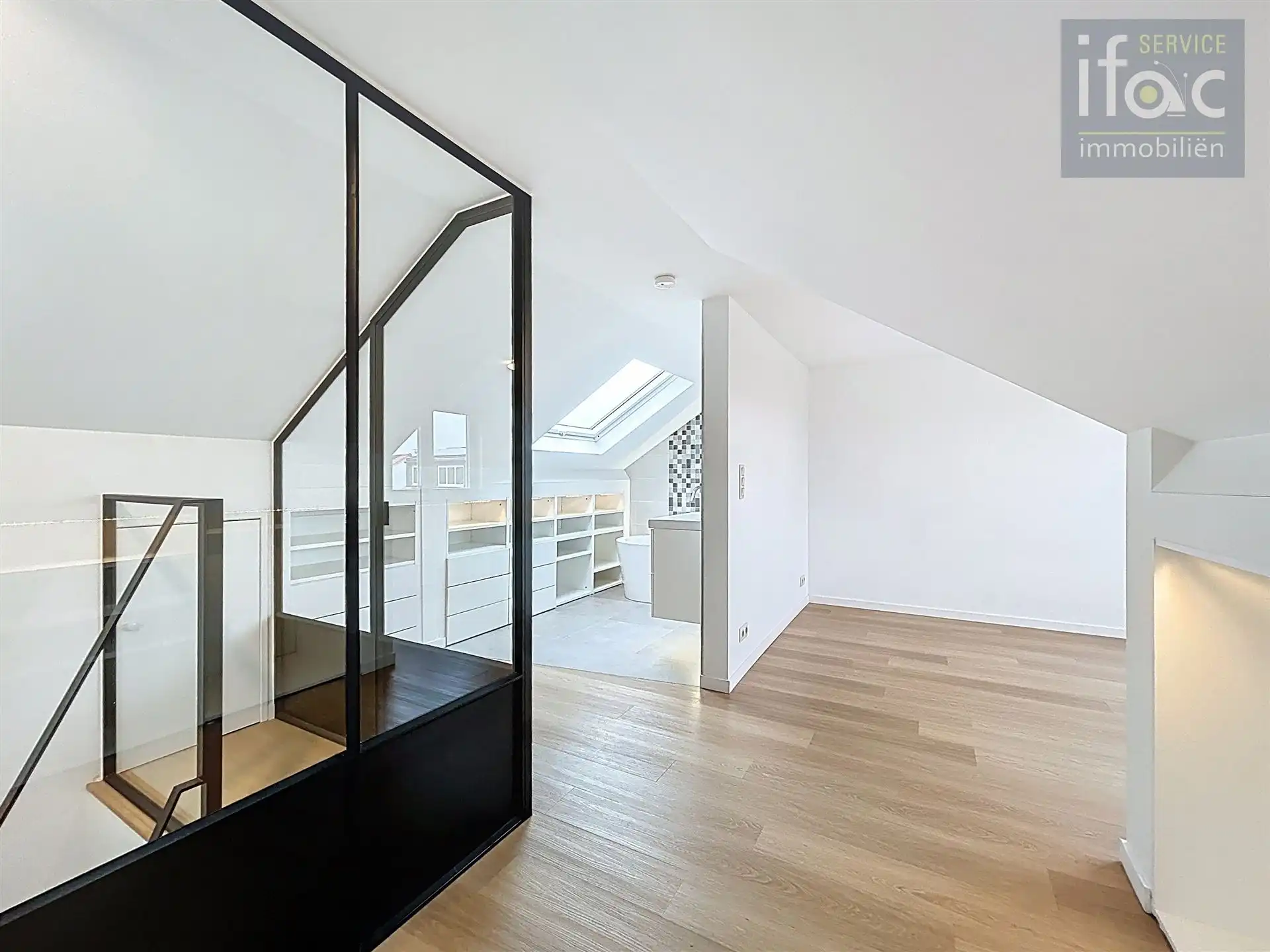 Mooi gerenoveerde woning met 4 slaapkamers en 2 badkamers. foto 14