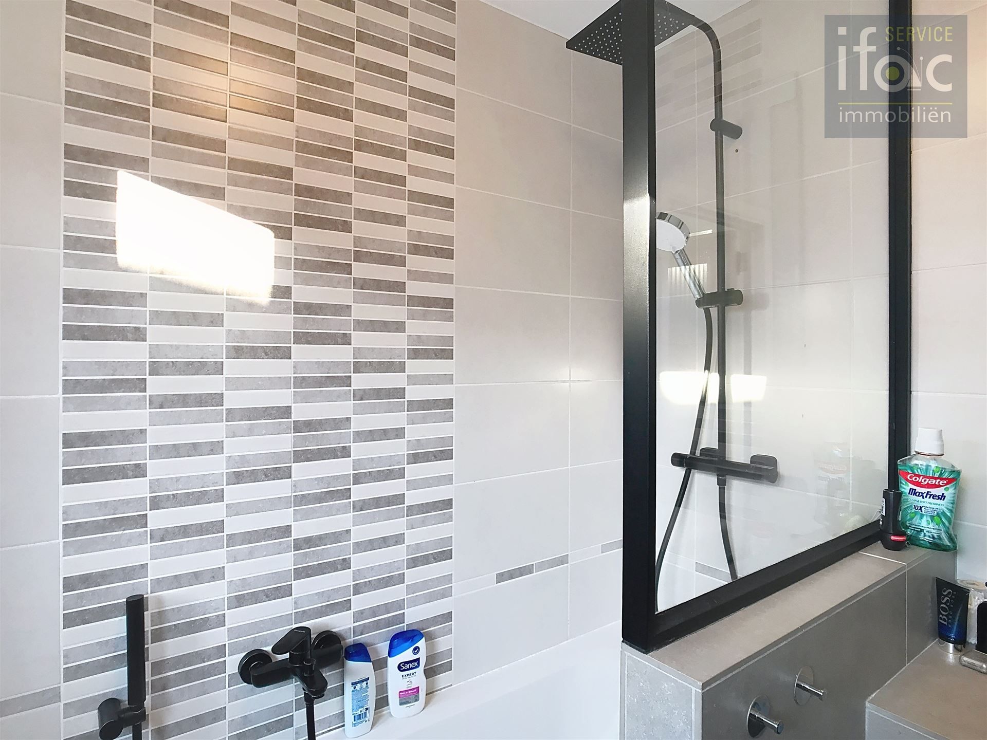 Mooi gerenoveerde woning met 4 slaapkamers en 2 badkamers. foto 14