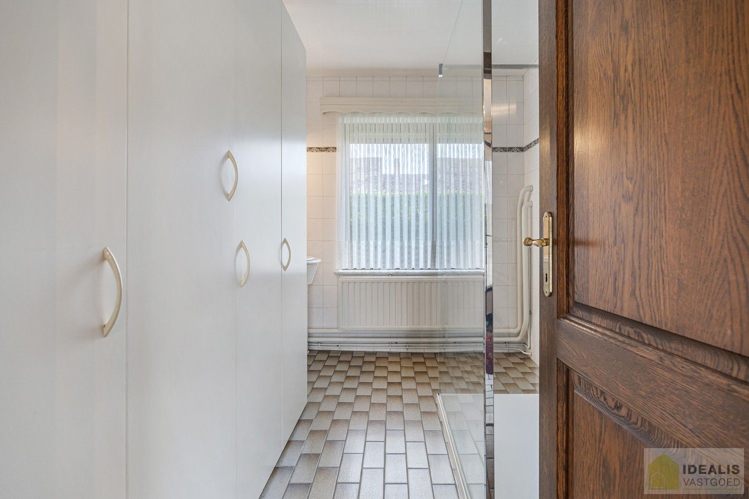 IDEALIS VASTGOED – PERFECT ONDERHOUDEN, INSTAPKLARE WONING +- 175M², MET MAAR LIEFST 4 SLAAPKAMERS, HEERLIJK LICHTRIJKE WOONKAMER EN DUBBELE GARAGE OP EEN PRACHTIG GROEN EN RUIM PERCEEL VAN 18A 43CA. foto 21