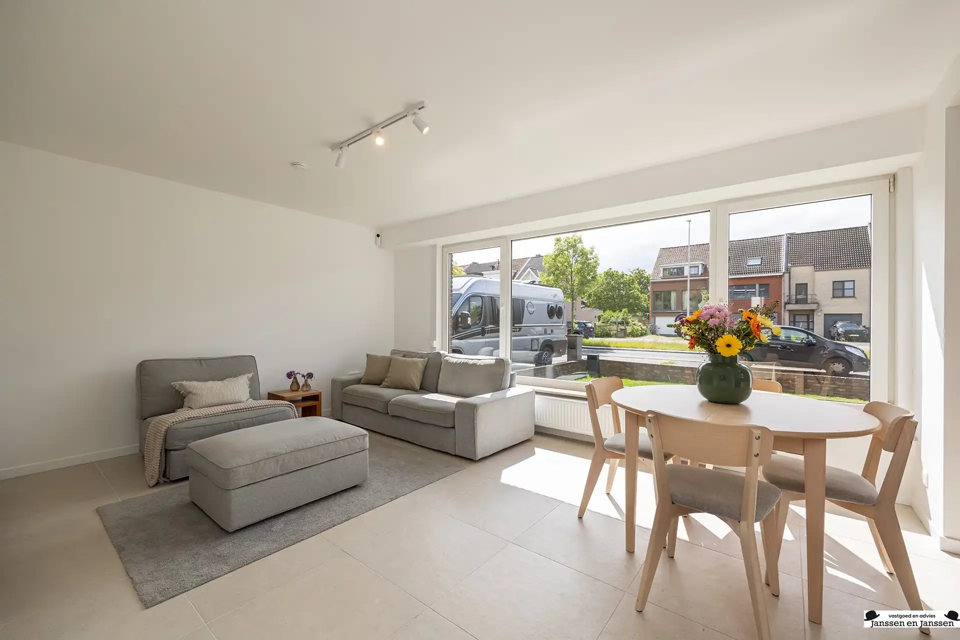 Volledig gerenoveerd gelijkvloers appartement op top locatie foto {{pictureIndex}}