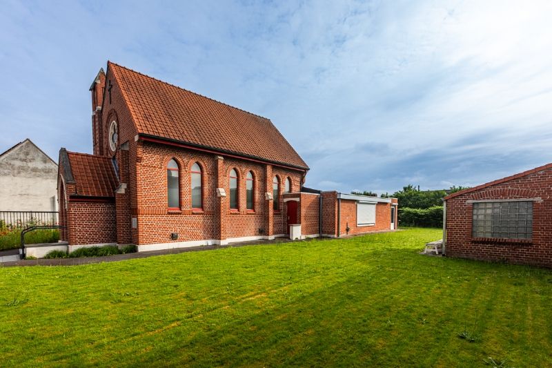 Kapel met bijhorende leefruimtes op een totale grondoppervlakte van 764m². foto 5