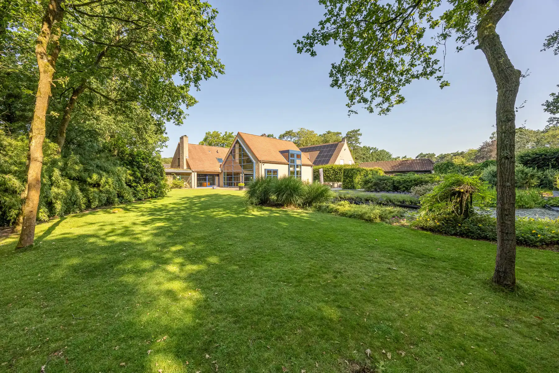Ruime villa op 2.715 m² in een rustige en groene omgeving foto 24