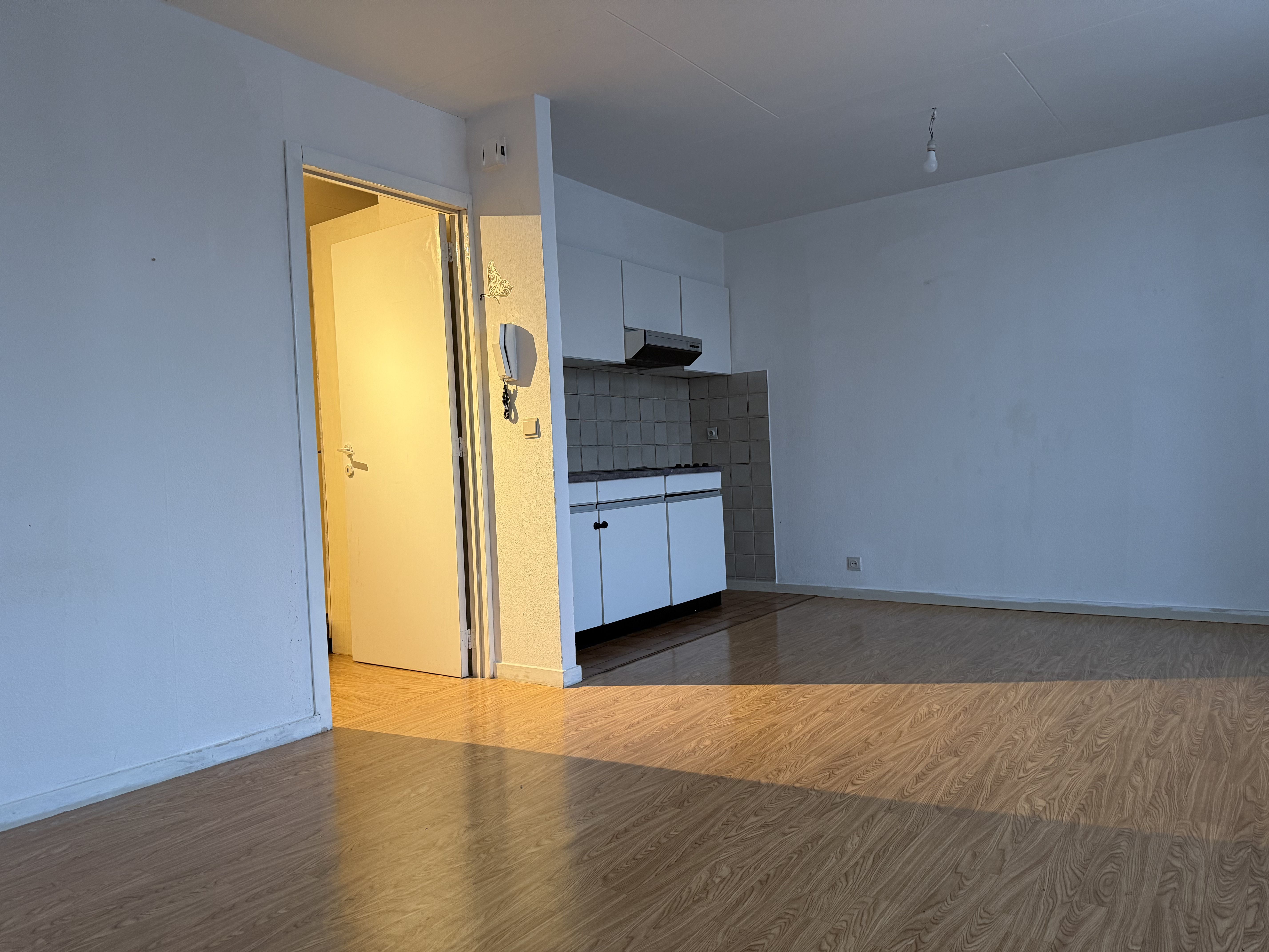 Appartement te huur voor 1 jaar in centrum Brasschaat - huurprijs inclusief verwarming en water. foto 3