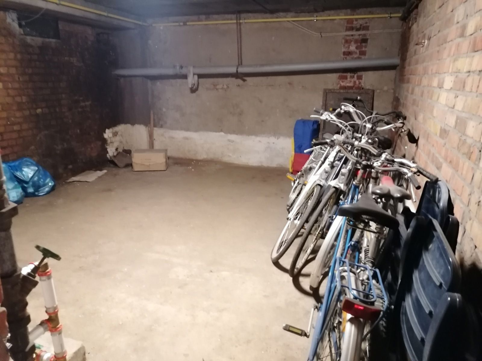 Te koop Koksijde : Gelijkvloers met kelder en gemeenschappelijke fietsenberging – ook geschikt als handelspand. foto 8