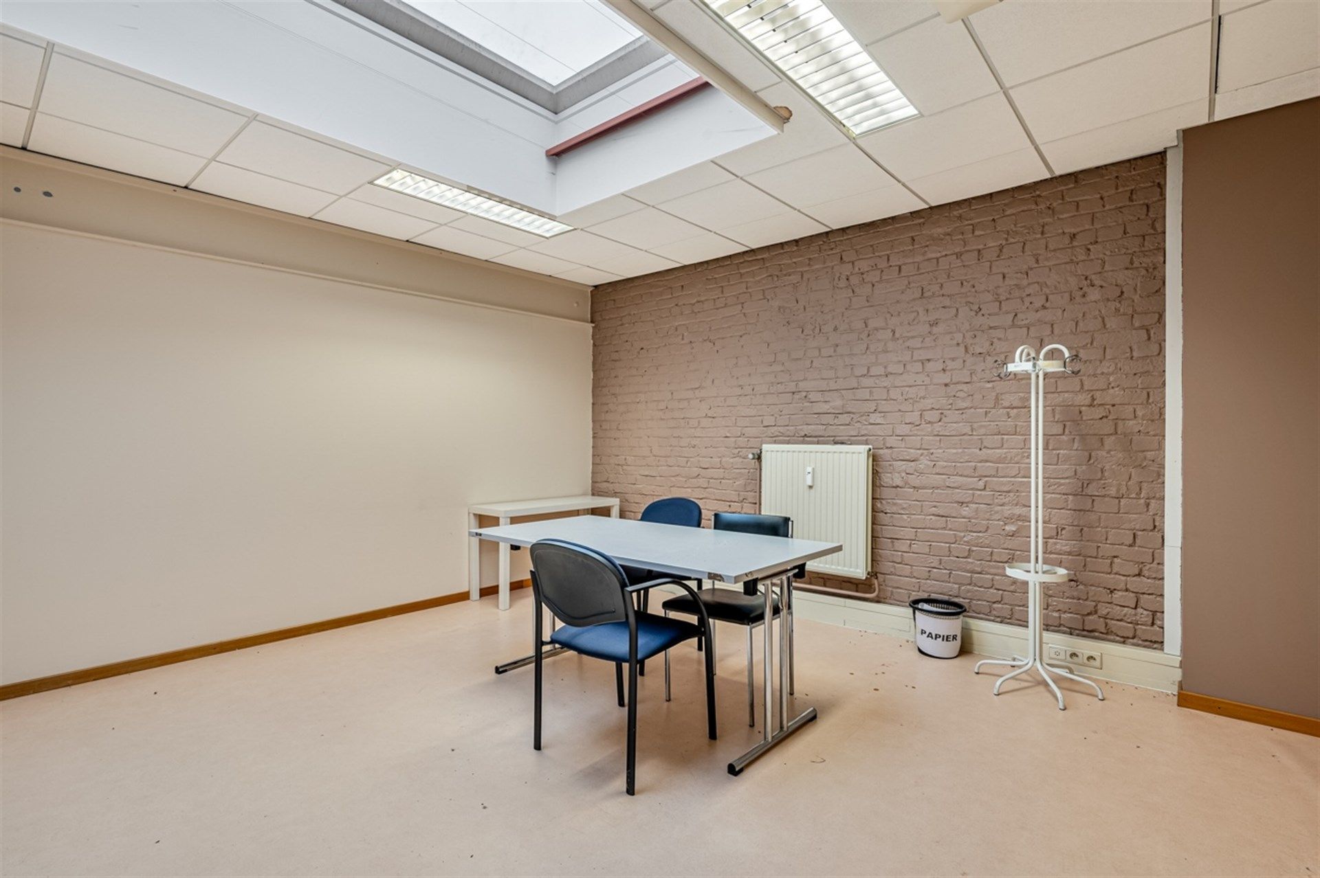 Kantoorgebouw met bruikbare vloeroppervlakte van 900m² en vijf parkeerplaatsen te Aalst foto 34