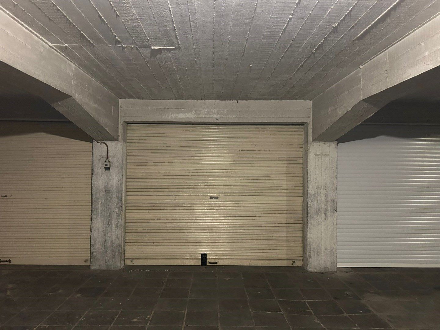 Garagebox vlakbij Zeedijk  foto {{pictureIndex}}