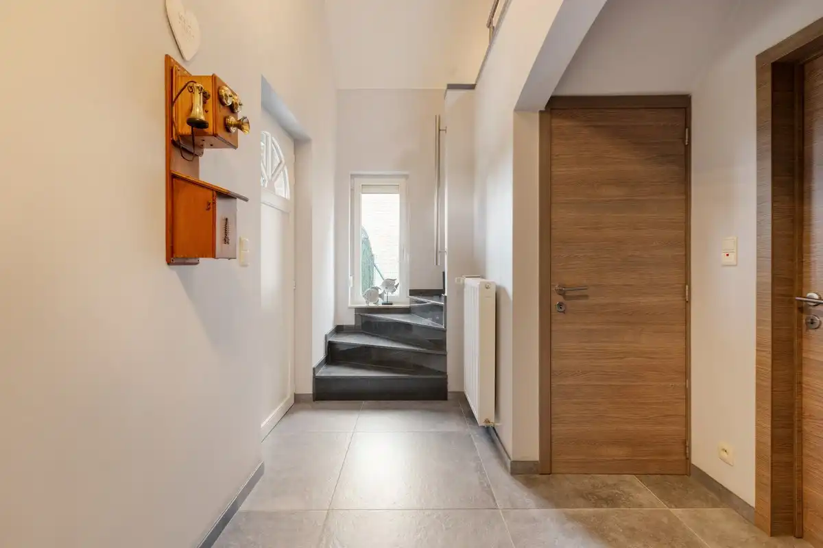 Instapklare villa met 3 slaapkamers, grote bureelkamer en garages foto 3