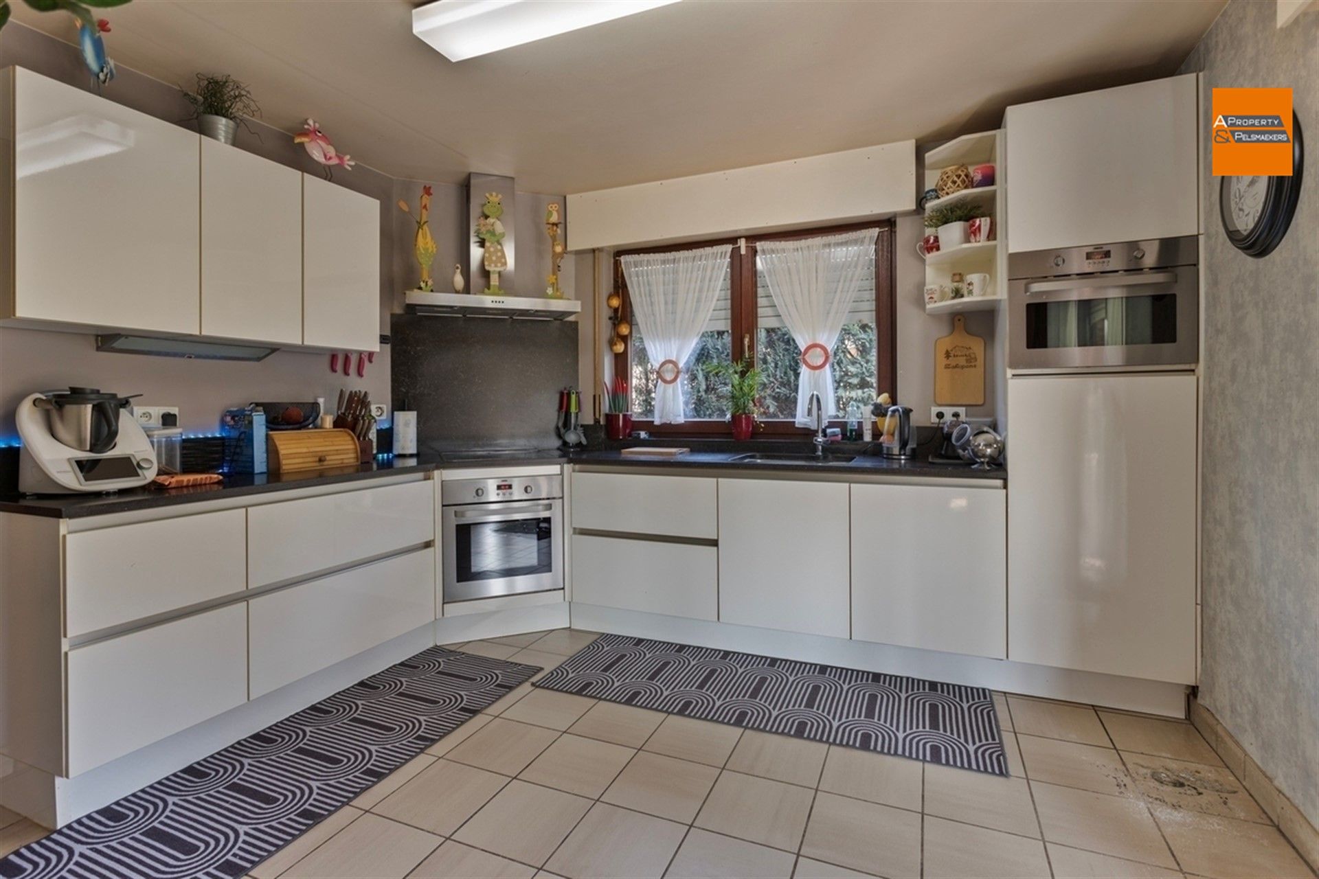 Ruime villa  met 5 slpk, garage en grote tuin foto 9