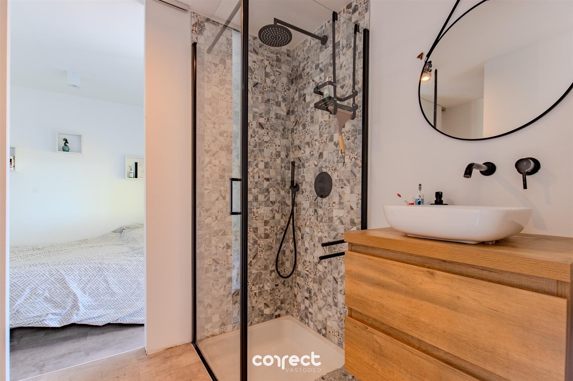Prachtig (totaal renovatie 2021) appartement, op de 5e verdieping, gelegen aan de zeedijk. foto 8