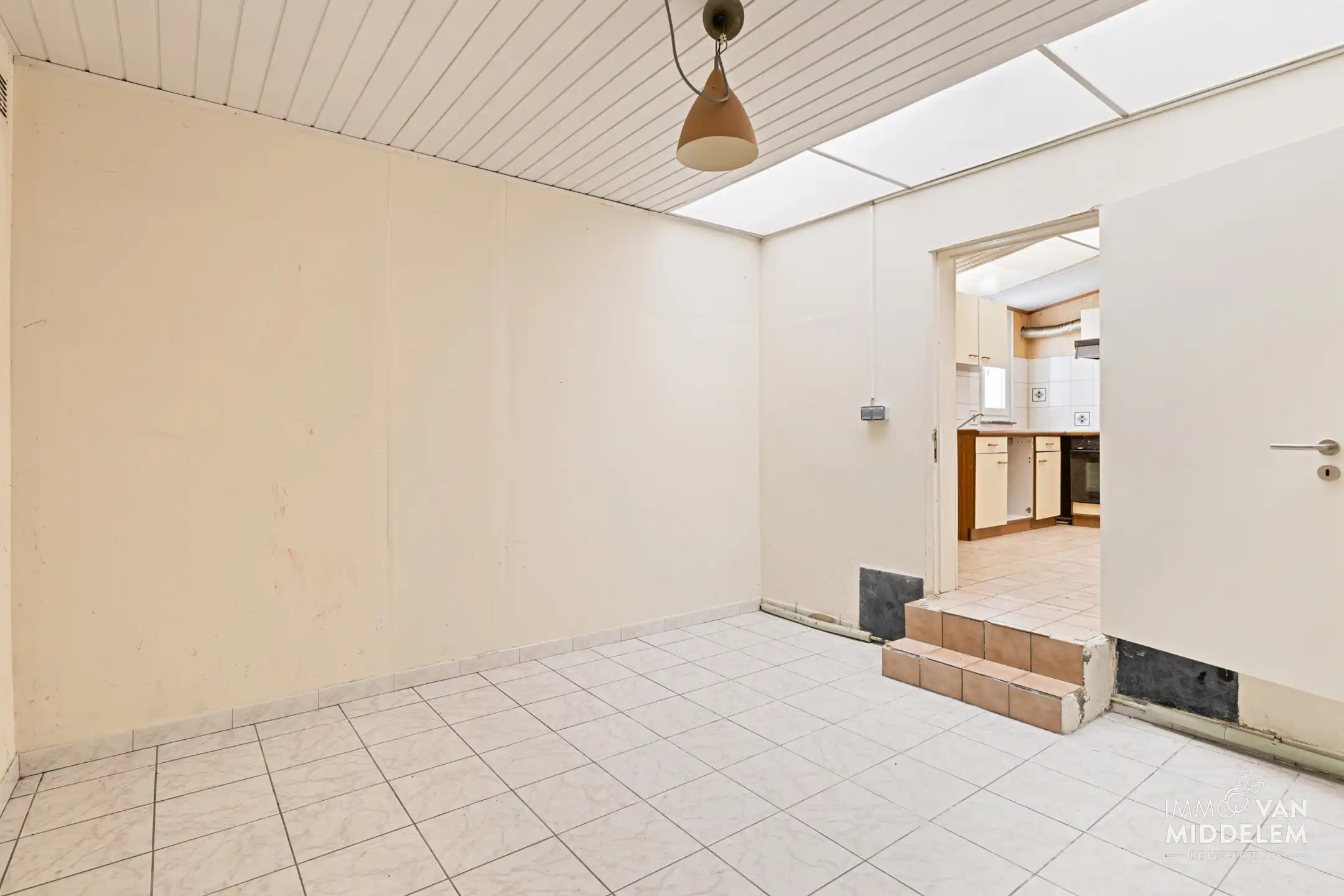 TE RENOVEREN STARTERSWONING MET 2 SLAAPKAMERS EN GARAGE foto 9