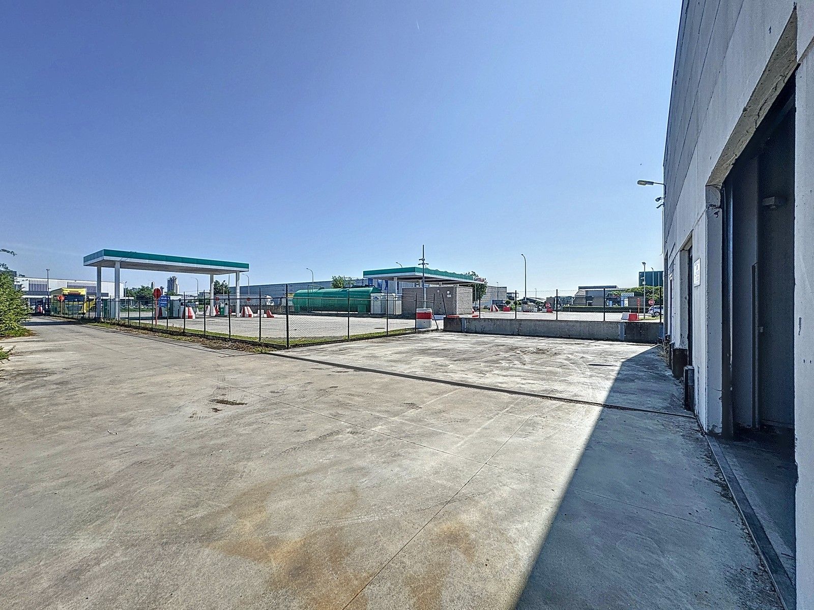 Instapklare OPSLAGRUIMTE (380m²) met verharde koer te huur op industriezone te Veurne! foto 2
