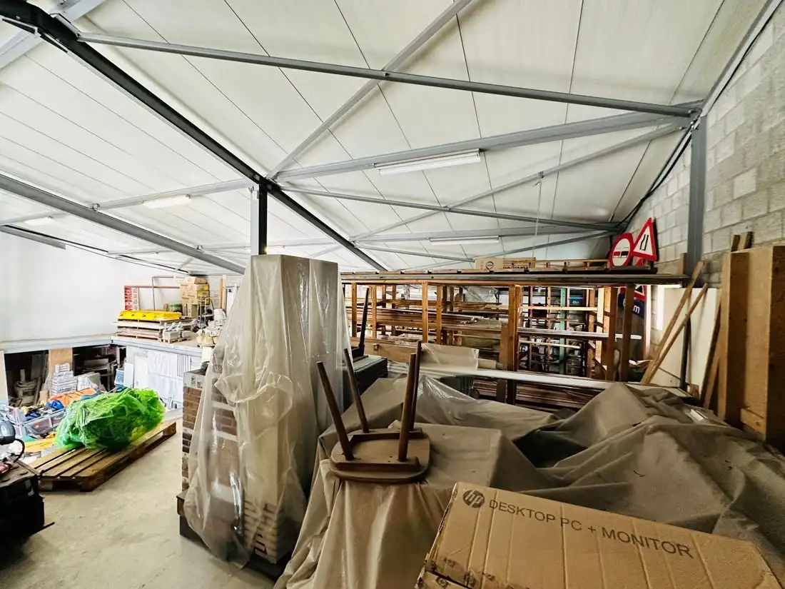 Ruim magazijn met kantoren met veel potentieel te Kuringen foto 24