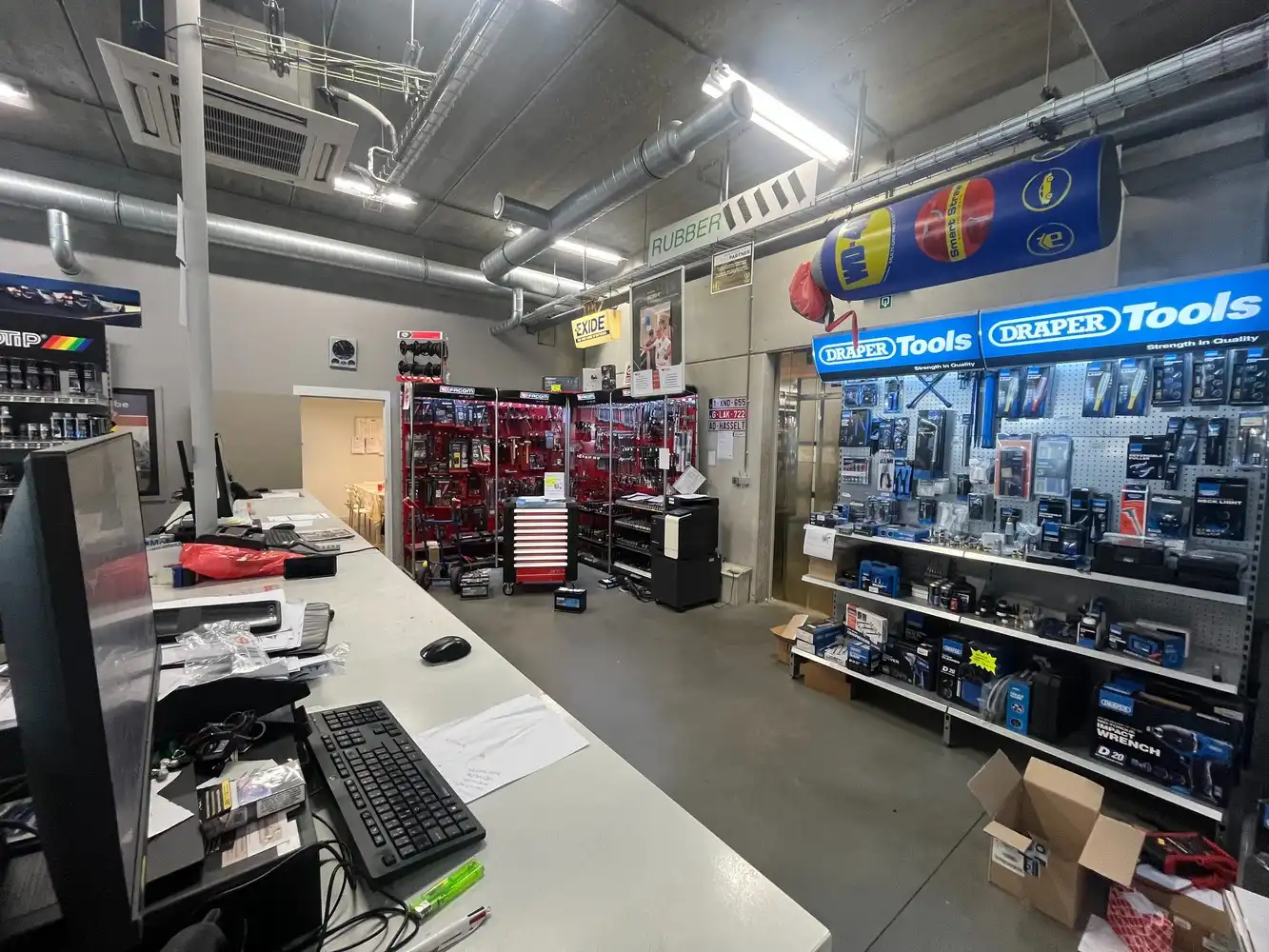 Showroom met opslagruimte foto 11