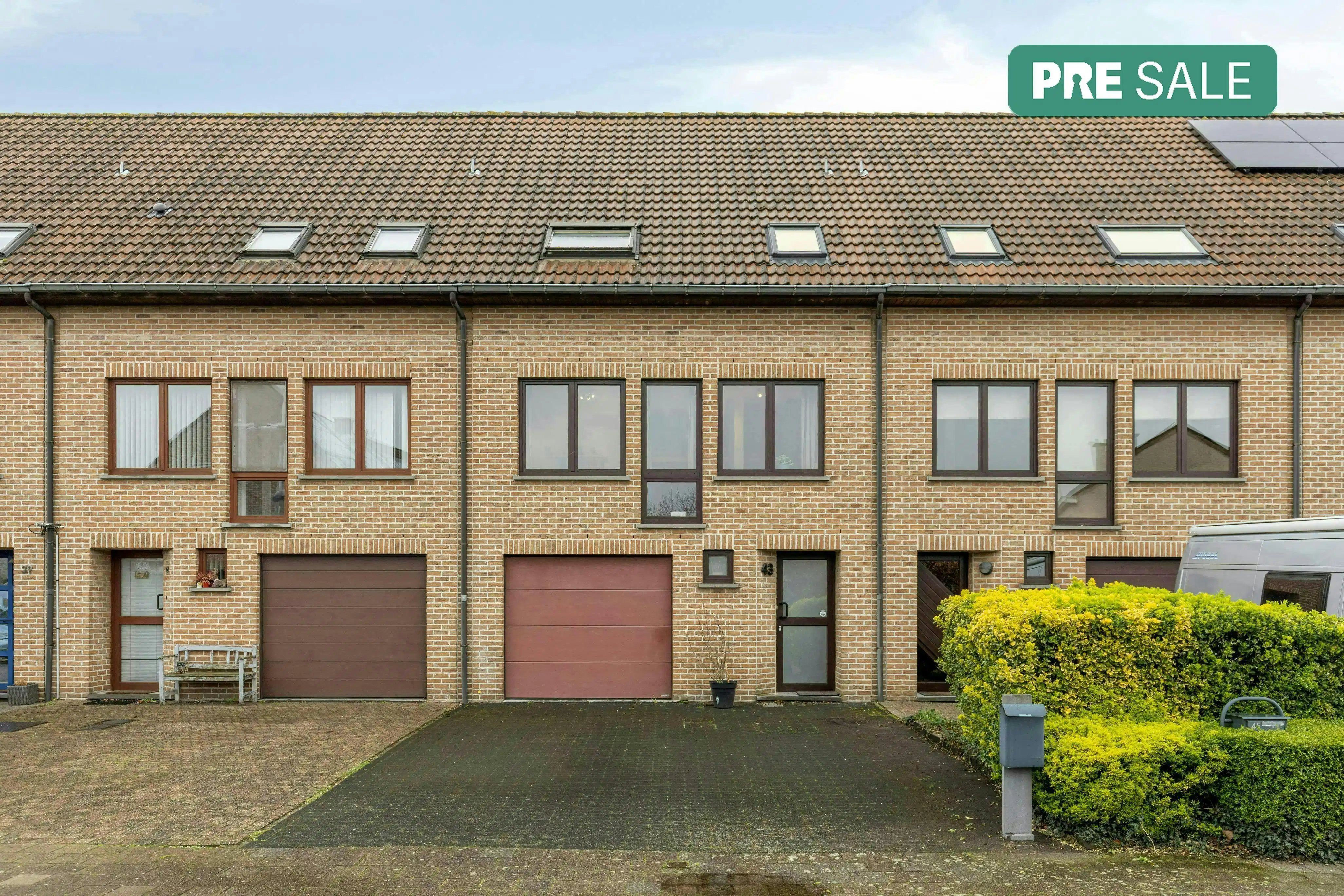 Uniek split-level huis te koop in Merksem foto {{pictureIndex}}